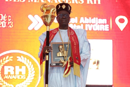 Le Président Directeur Général,  de AVENI-RE, Monsieur AW Seybatou, a reçu le vendredi 1er décembre 2023 le Prix Marcel ZADI KESSY du Manager Social 2023 des RH Awards